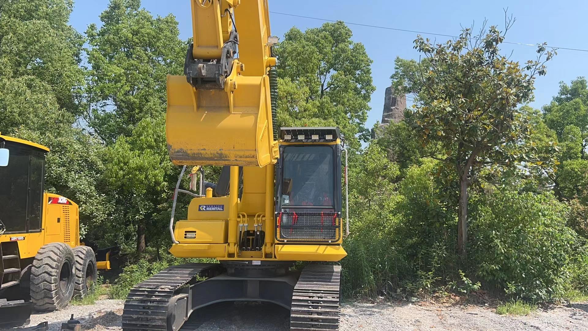 Used Komatsu diesel excavator good durability and high quality secondhand pc200 excavator
