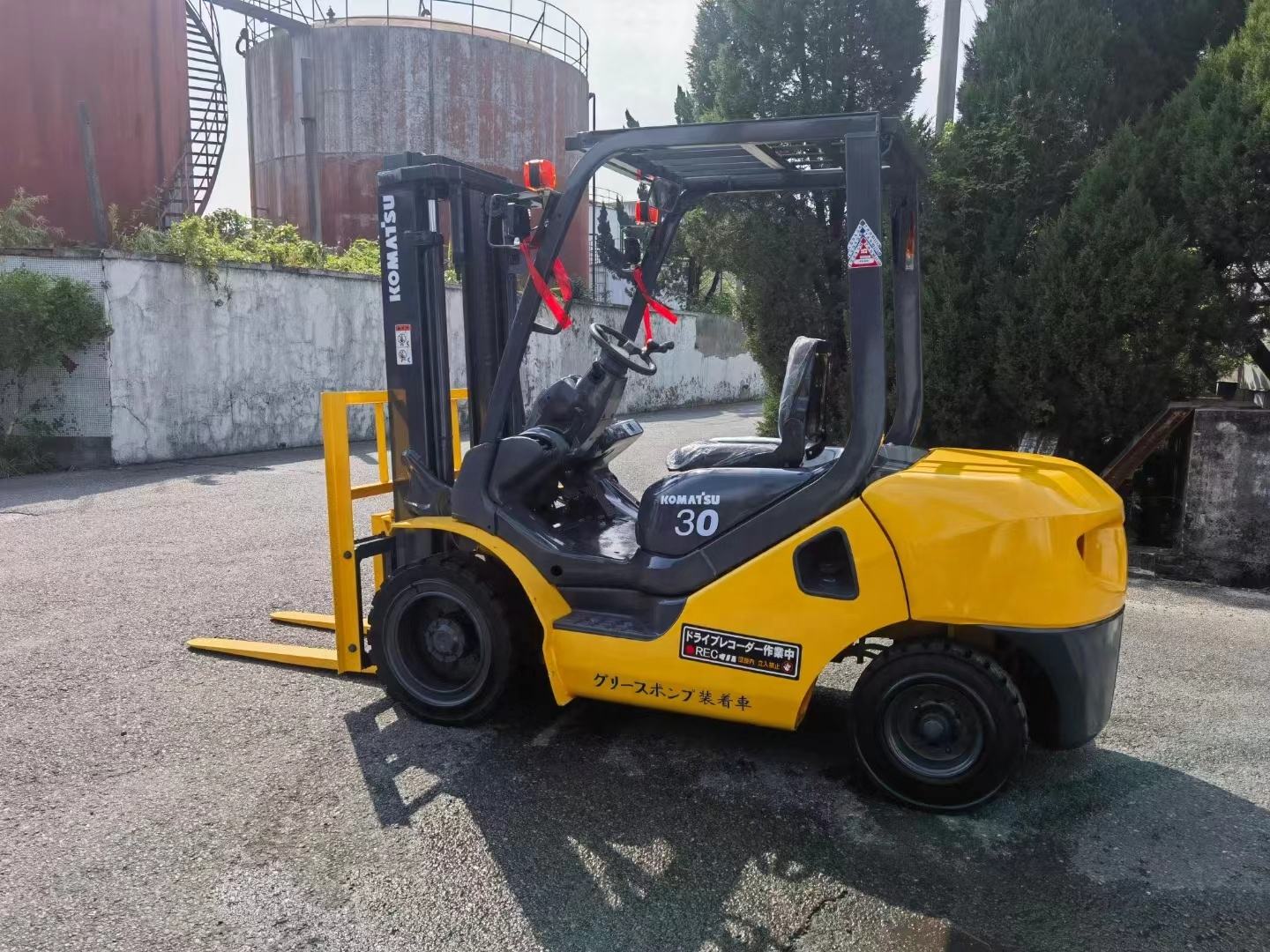 3.0ton Japan KOMATSU FD30 used forklift secondhand Multifunction excavator parts for sale