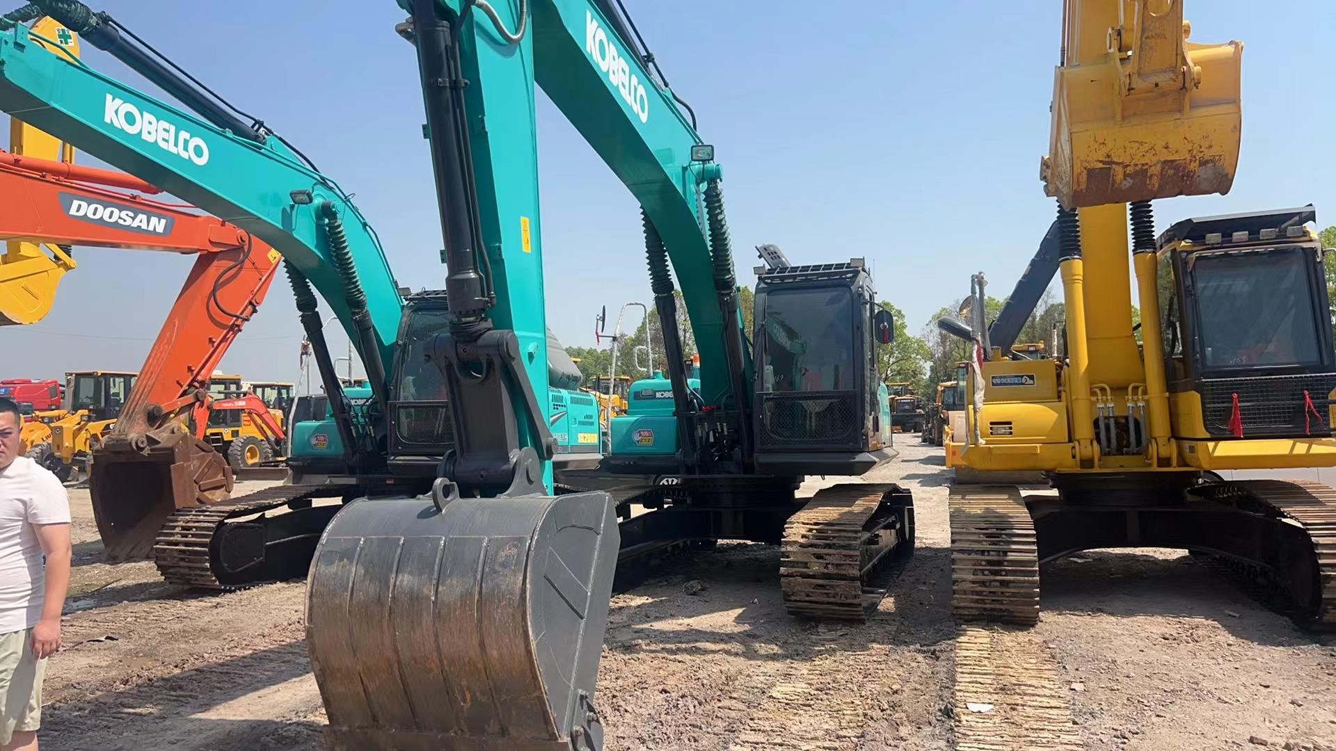 The crawler excavators 20 Ton second hand engineering machinery digger used KOBELCO SK200D excavator foe sale