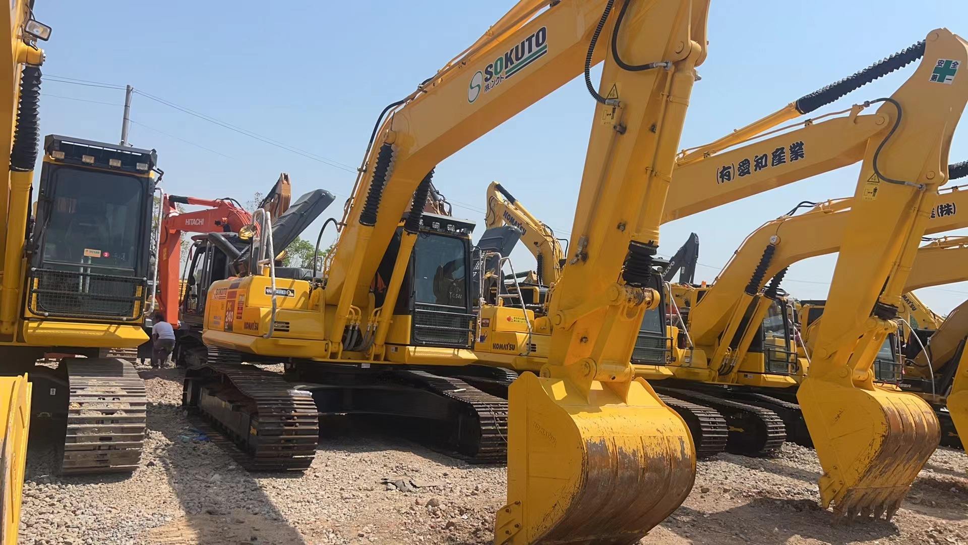 The crawler excavators 24 Ton second hand engineering machinery digger used Komatsu PC240-8 excavator foe sale