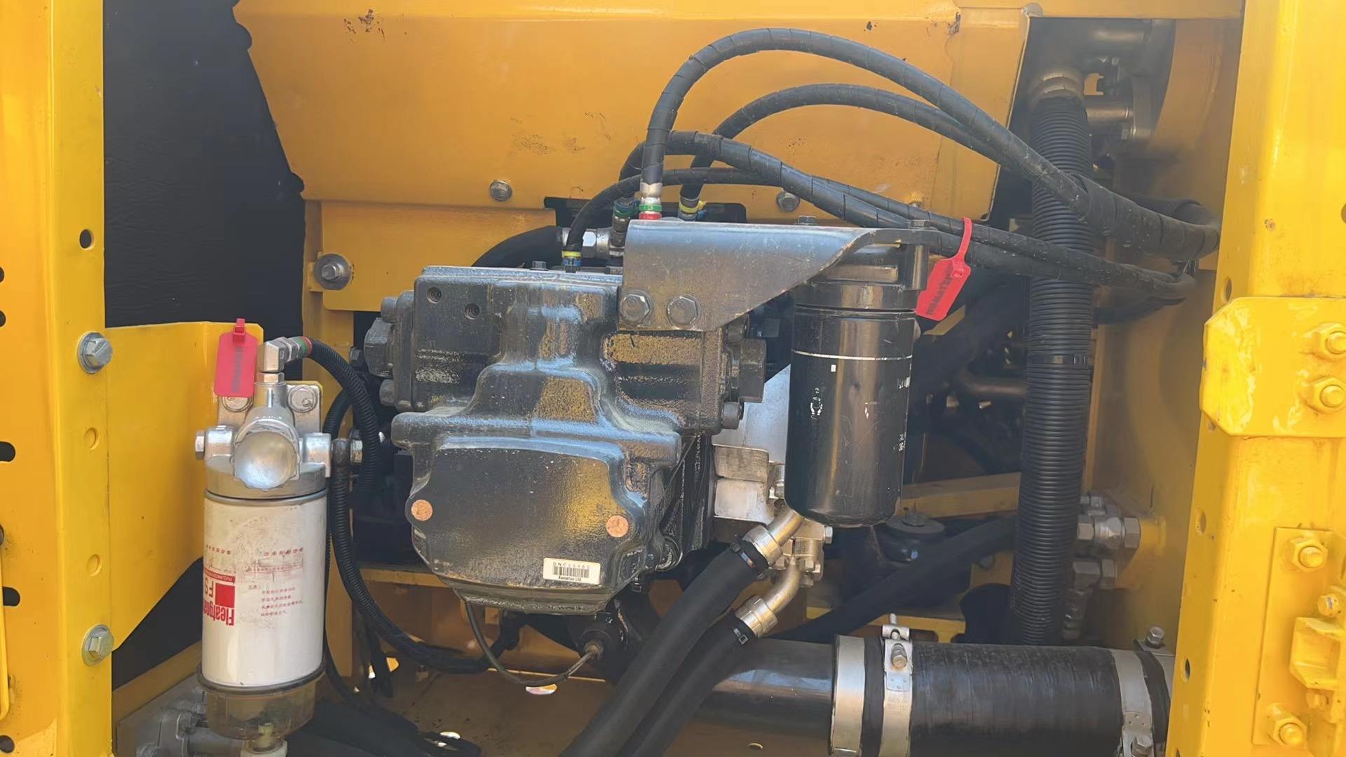 Japan used diesel powered Komatsu excavator PC200-8N1 manual operation secondhand excavator
