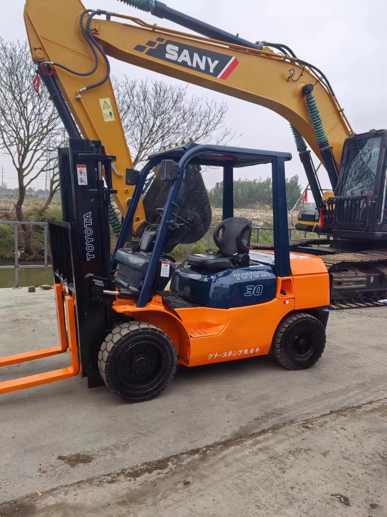 3.0tonToyota 8FD-30 used Japan forklift secondhand Multifunction excavator Japan forklift parts for sale
