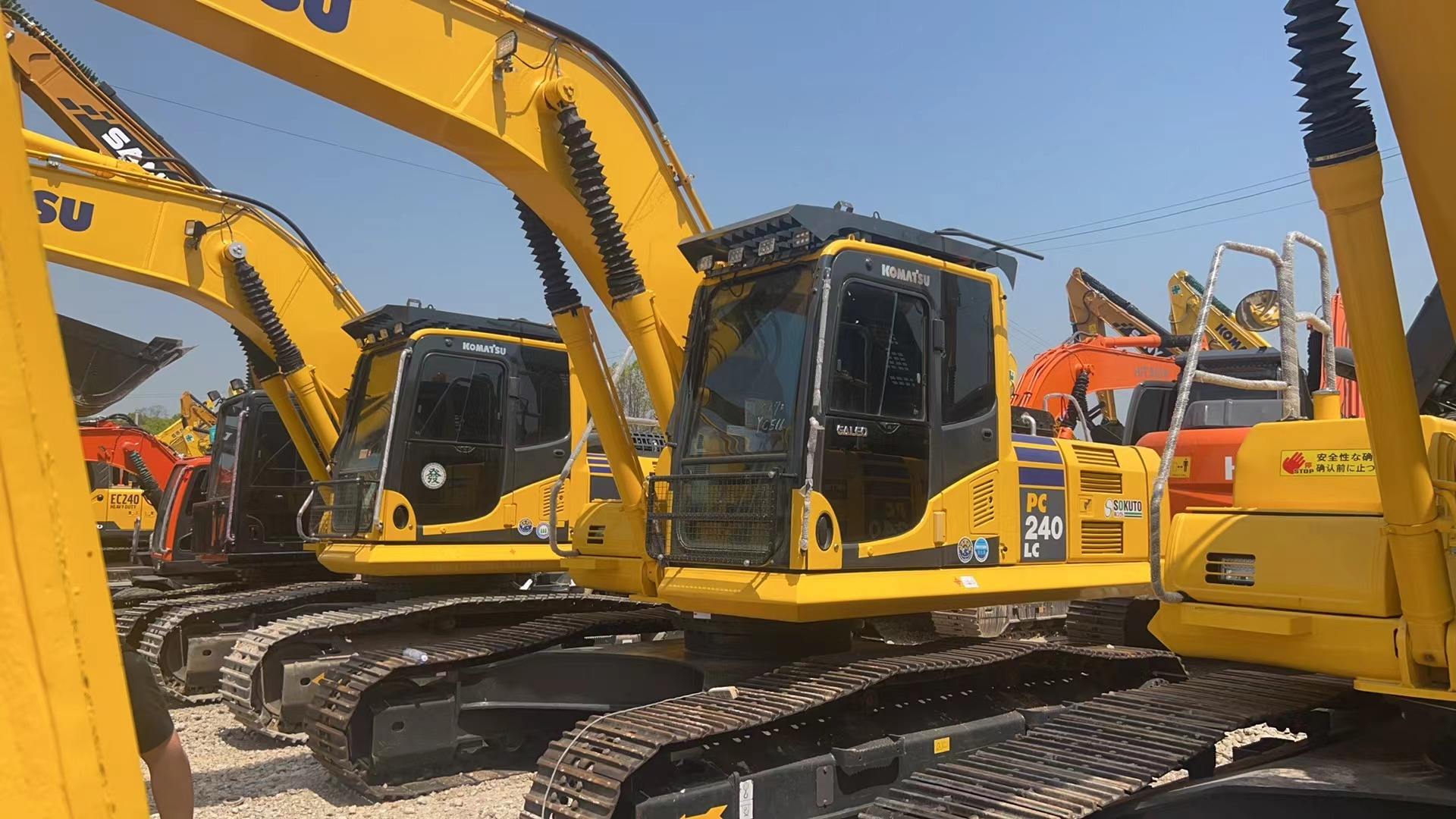 The crawler excavators 24 Ton second hand engineering machinery digger used Komatsu PC240-8 excavator foe sale