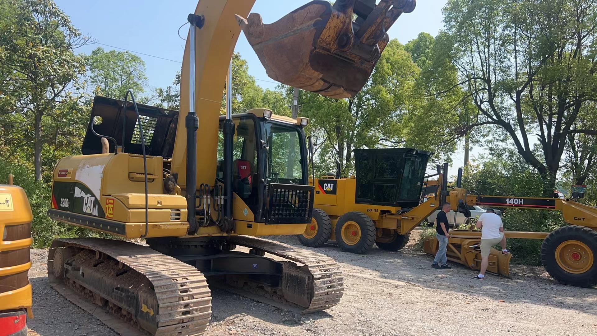 Japan used diesel powered CAT excavator 320D2 manual operation secondhand excavator