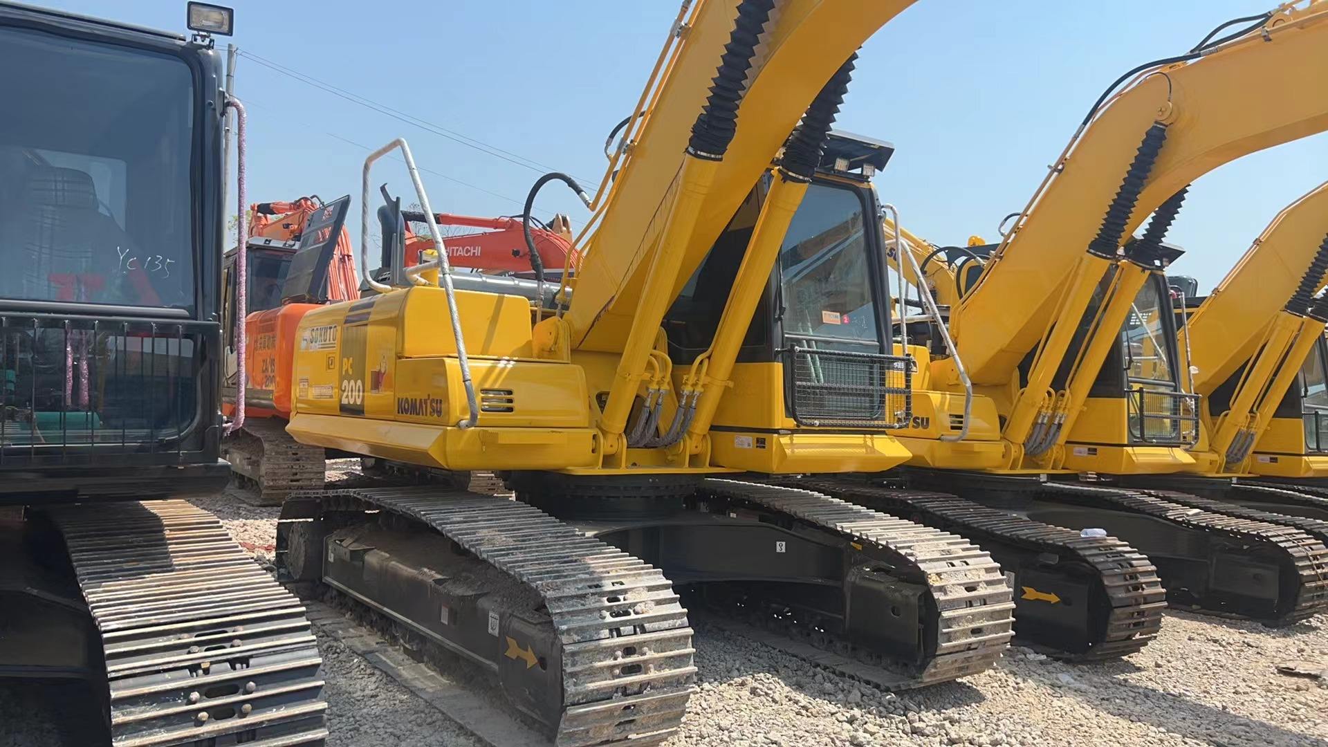 Japan used diesel powered Komatsu excavator PC200-8N1 manual operation secondhand excavator