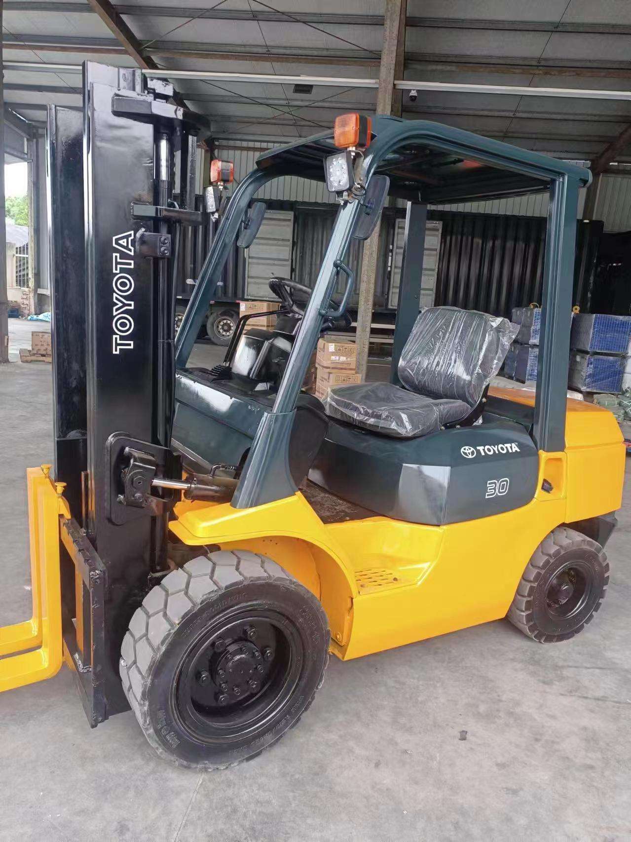 Japan used diesel powered TOYOTA forklift 7FDN30 manual operation secondhand forklift