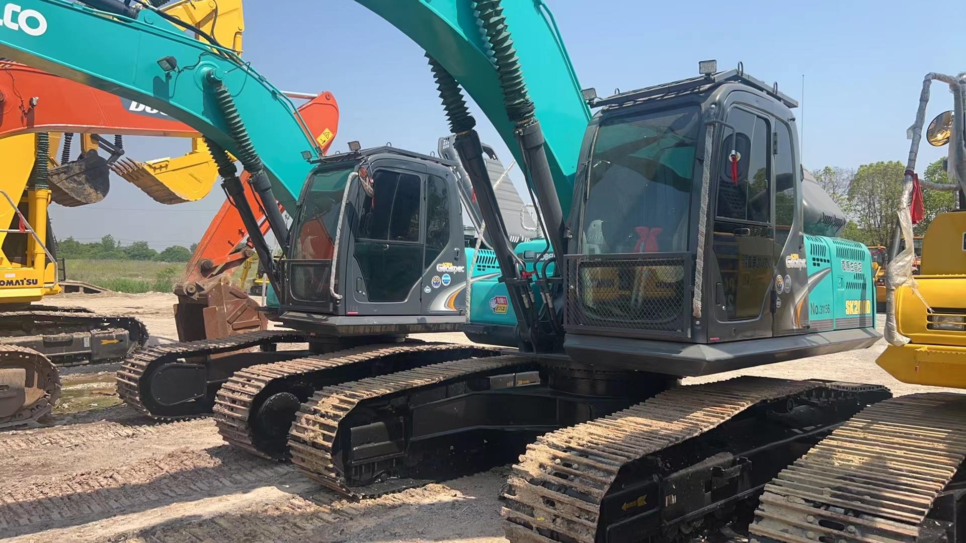 The crawler excavators 20 Ton second hand engineering machinery digger used KOBELCO SK200D excavator foe sale