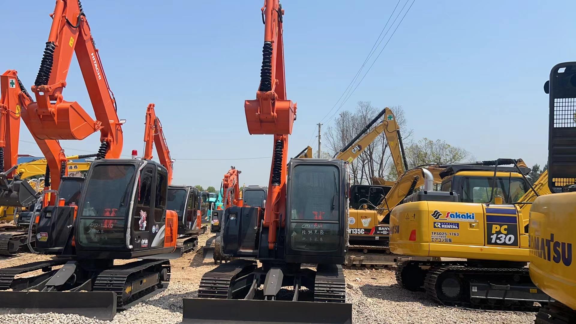 The crawler excavators 6.5Ton second hand engineering machinery digger used HITACHI ZX70 excavator for sale