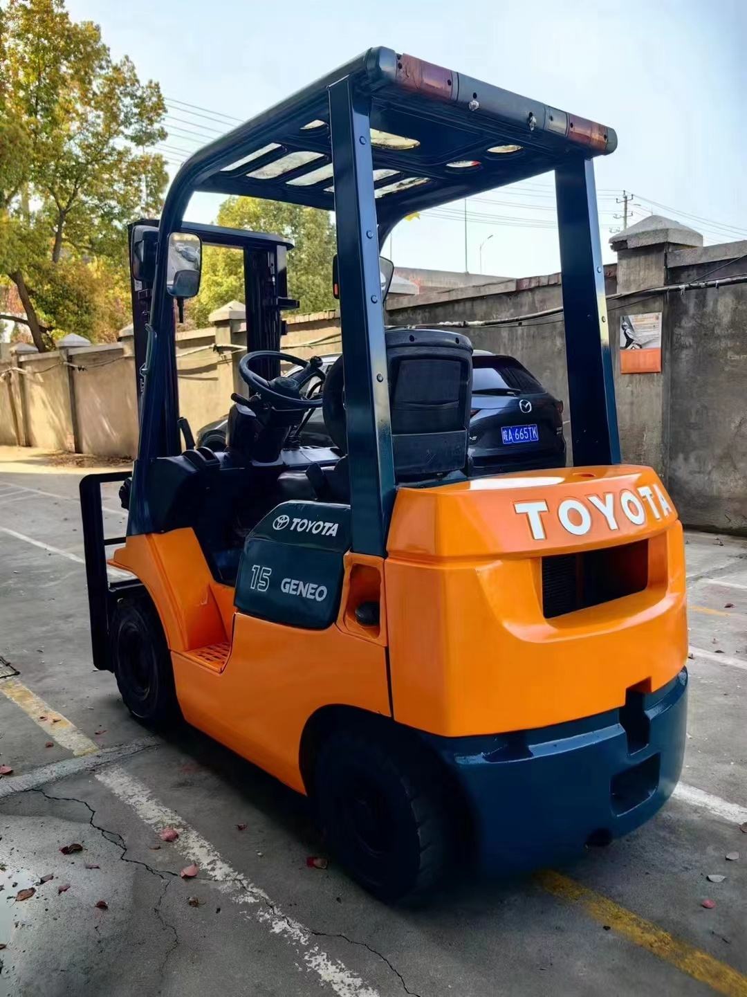 3.0tonToyota 8FD-30 used Japan forklift secondhand Multifunction excavator Japan forklift parts for sale