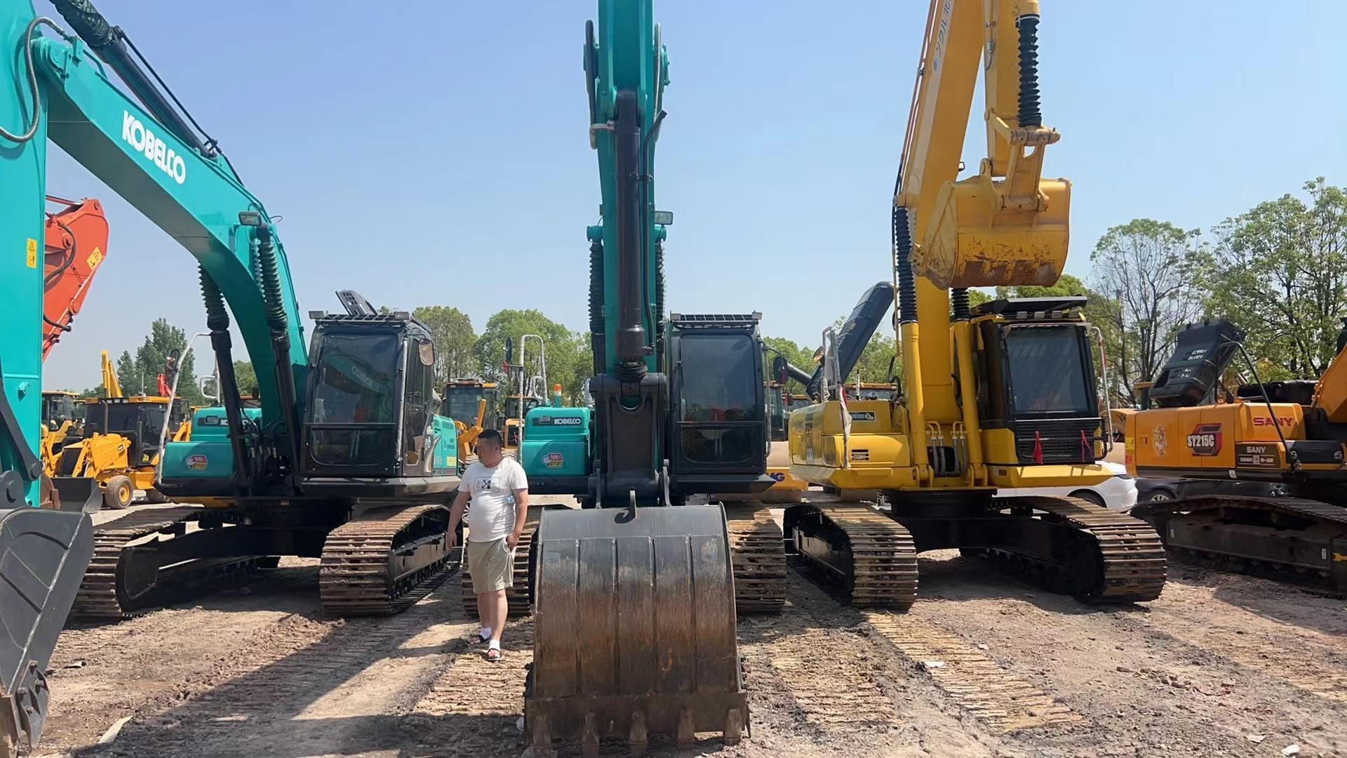 The crawler excavators 20 Ton second hand engineering machinery digger used KOBELCO SK200D excavator foe sale