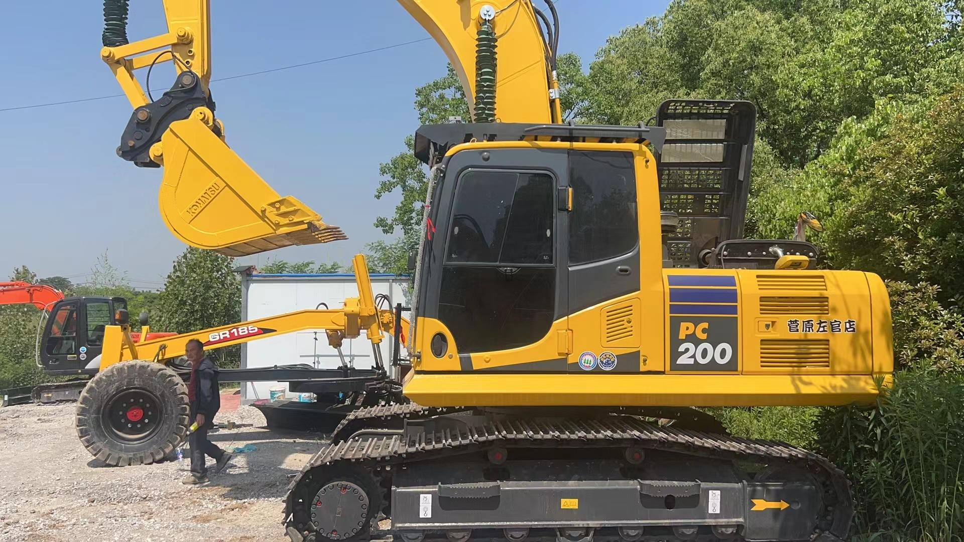 Used Komatsu diesel excavator good durability and high quality secondhand pc200 excavator