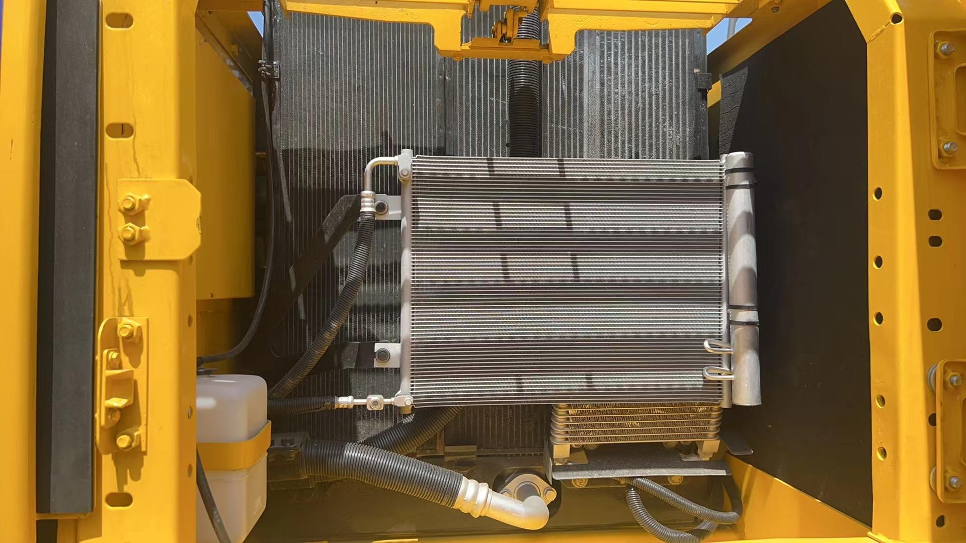 The crawler excavators 24 Ton second hand engineering machinery digger used Komatsu PC240-8 excavator foe sale
