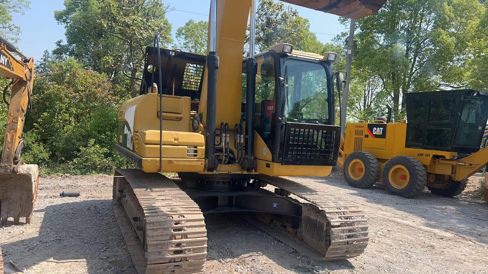 Secondhand Good Condition CAT 320D2 Crawler Used excavator Heavy Duty Digger Engineering Construction Machine