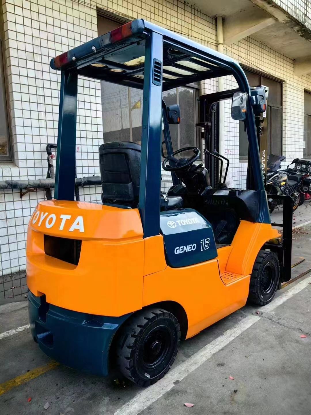 3.0tonToyota 8FD-30 used Japan forklift secondhand Multifunction excavator Japan forklift parts for sale