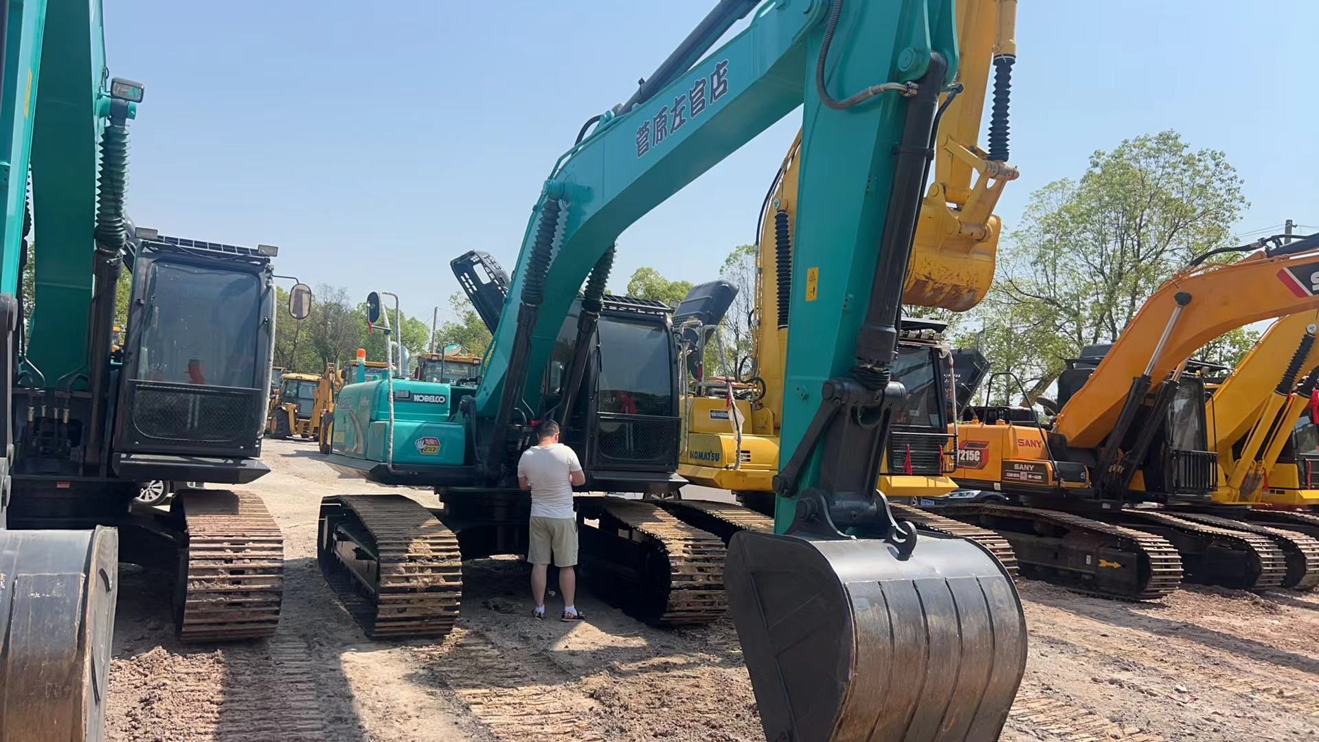The crawler excavators 20 Ton second hand engineering machinery digger used KOBELCO SK200D excavator foe sale